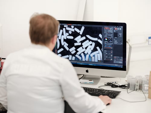 Colaborador de Weiler analizando granos abrasivos para un proyecto de mejora de un nuevo producto