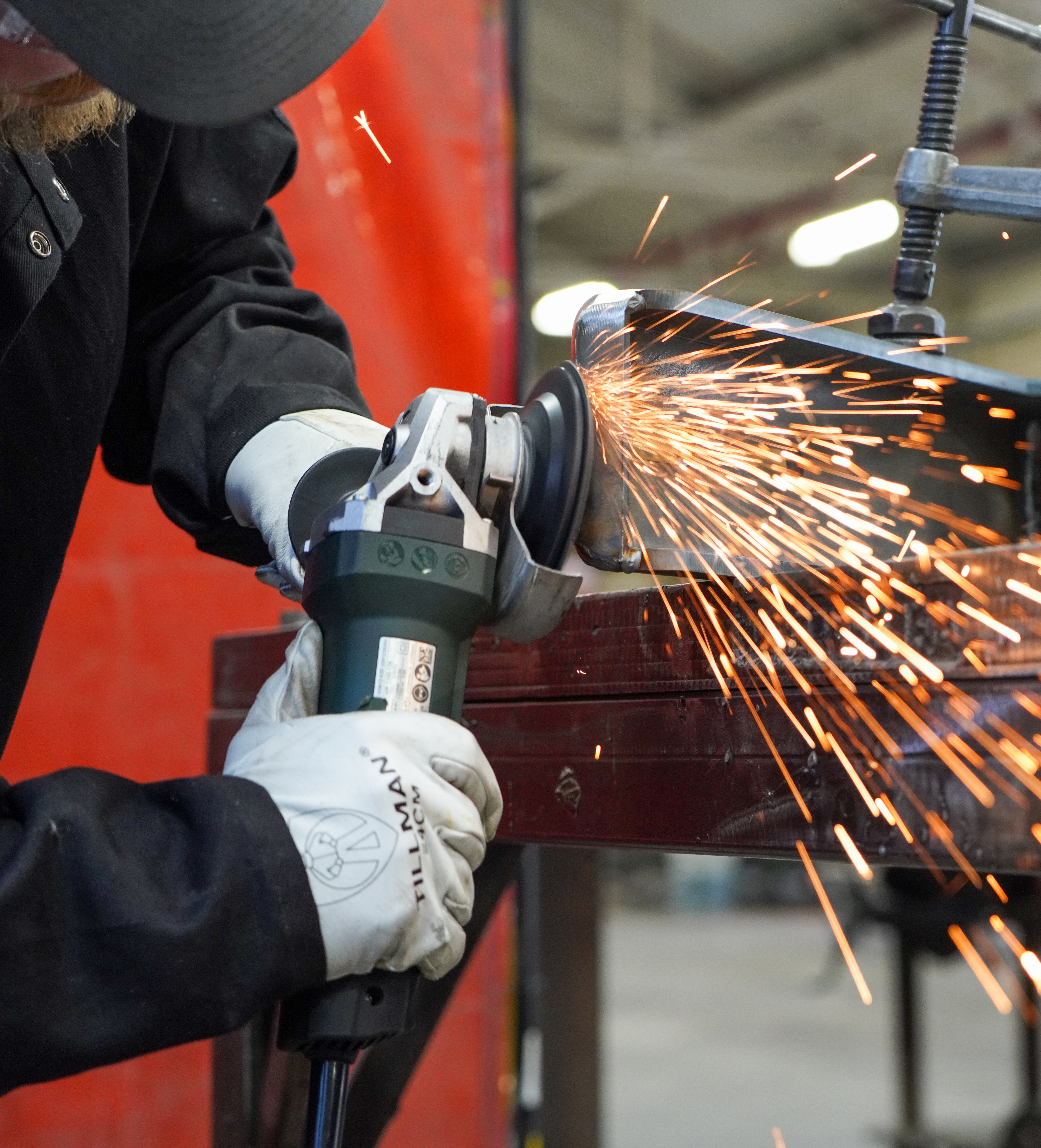 Operator grinding with a 3D MAX resin fiber disc